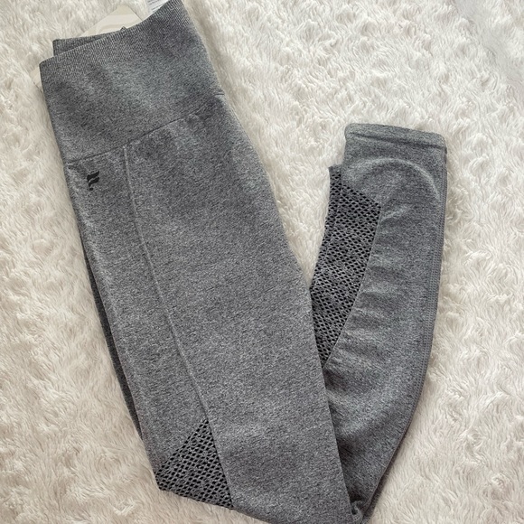 SOLD 🆕 Fabletics gym leggings - Picture 7 of 15